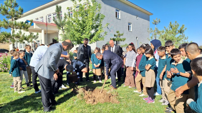 Muş`ta 2025-2026 Eğitim-Öğretim Yılı Fidan Dikimiyle Başladı