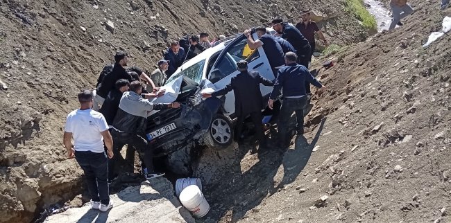 Yazla Köyü’nde Otomobil Dereye Uçtu: 2 Yaralı