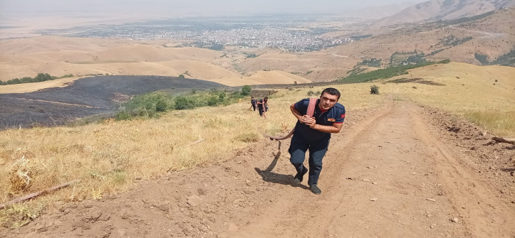 Muş’ta Anız Yangını Korkuttu: Ekiplerin Hızlı Müdahalesiyle Söndürüldü