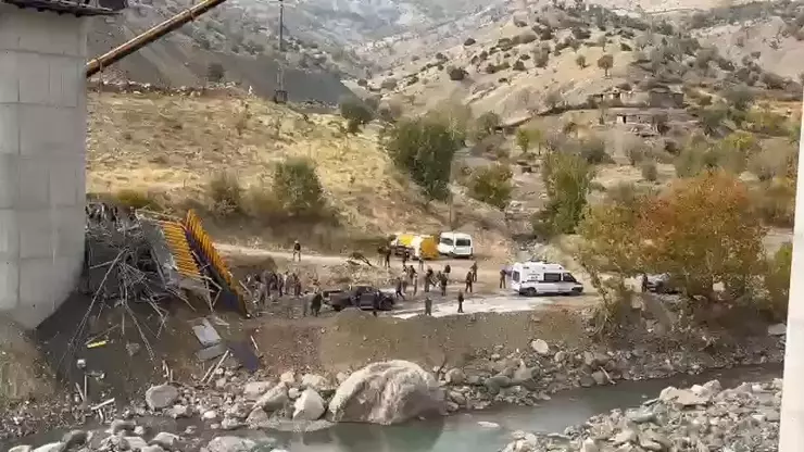 Muş-Kulp Karayolu`ndaki Viyadük İnşaatında İskele Çöktü: 3 ölü, 2 yaralı