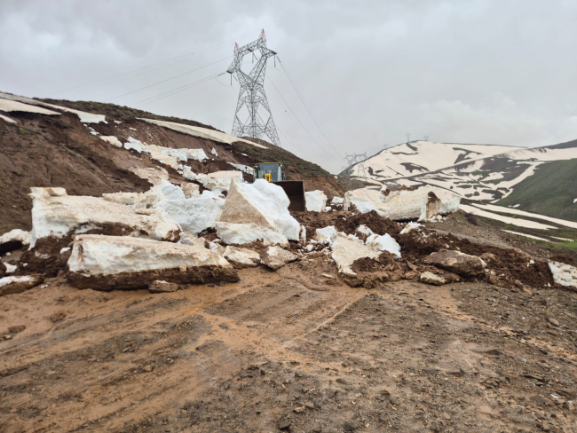 Muş’ta Heyelan ve Kar Kütleleri Yolu Kapattı