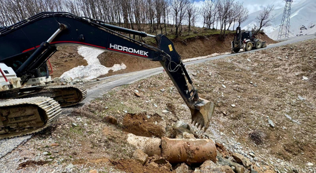 Muş’ta Kışın Zarar Verdiği Yollar Onarılıyor