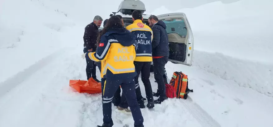 Yolu Kapanan Köydeki Hasta İçin Ekipler Seferber Oldu