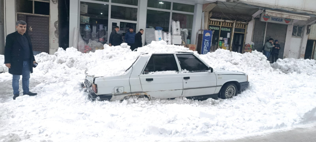 Muş’ta Çatıdan Düşen Kar Otomobili Ezdi
