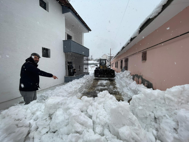 Ev Girişi Karla Kapandı, Muş Belediyesi Hızla Müdahale Etti
