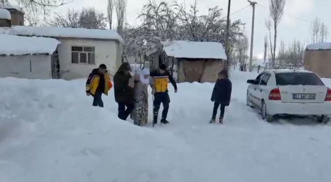 Kapalı Köy Yolu Açıldı, 78 Yaşındaki Hasta Kurtarıldı 