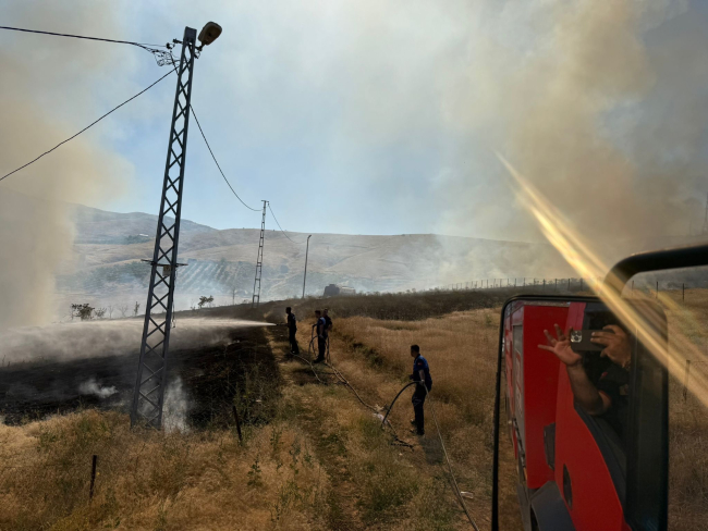 Muş’ta Otluk Alanda Çıkan Yangın Korkuttu