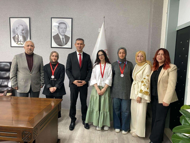 Muşlu şampiyon öğrencilerden Müdür Altay’a ziyaret