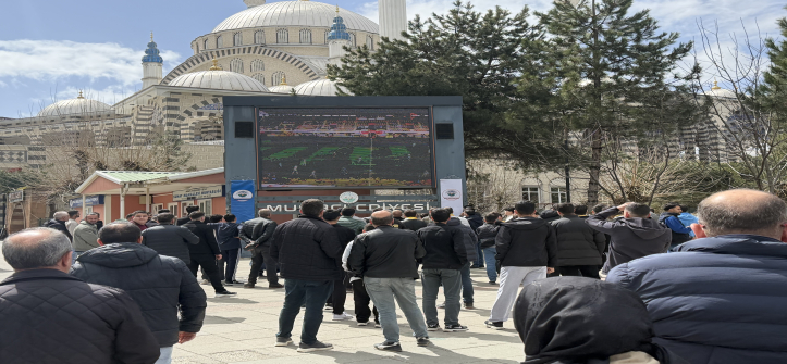 Taraftar Statta Değil, Meydanda: Muş’ta Maç Heyecanı Led Ekrana Taşındı
