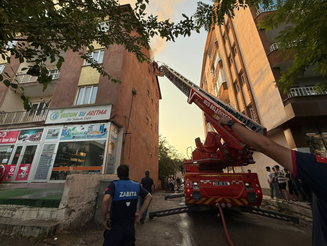 Muş’ta Korkutan Çatı Yangını: Alevler İki Binayı Sardı!