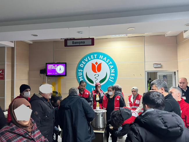 Türk Kızılay Muş Şubesi’nden Hasta Yakınlarına Sıcak Çorba İkramı