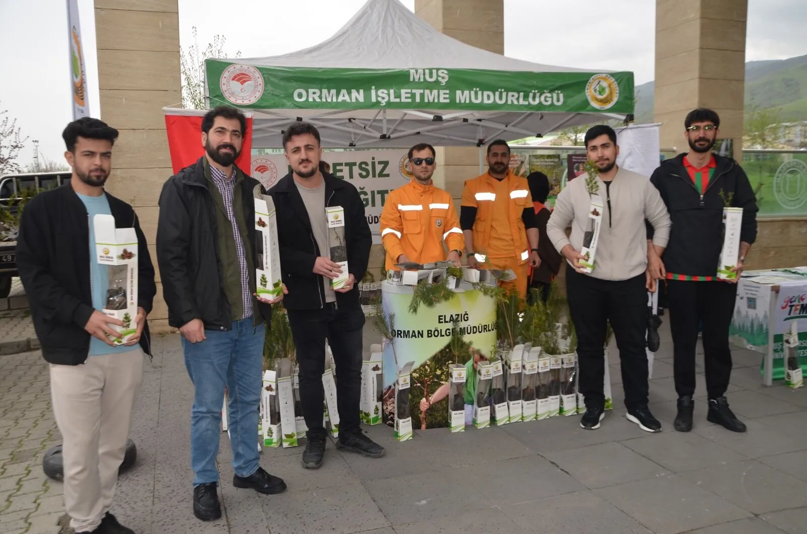 Muş`ta üniversite öğrencilerine fidan dağıtıldı
