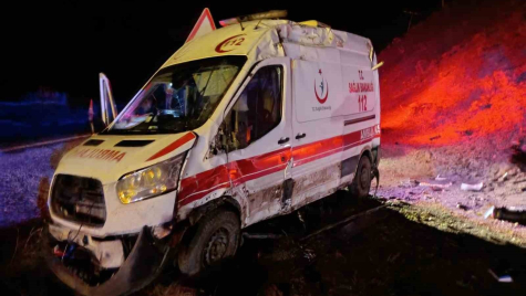 Muş`ta ambulans devrildi: 1`i bebek 5 kişi yaralandı